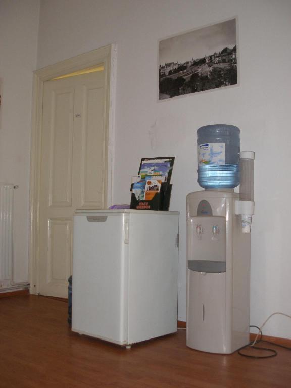 Kretan Hostel Букурещ Екстериор снимка