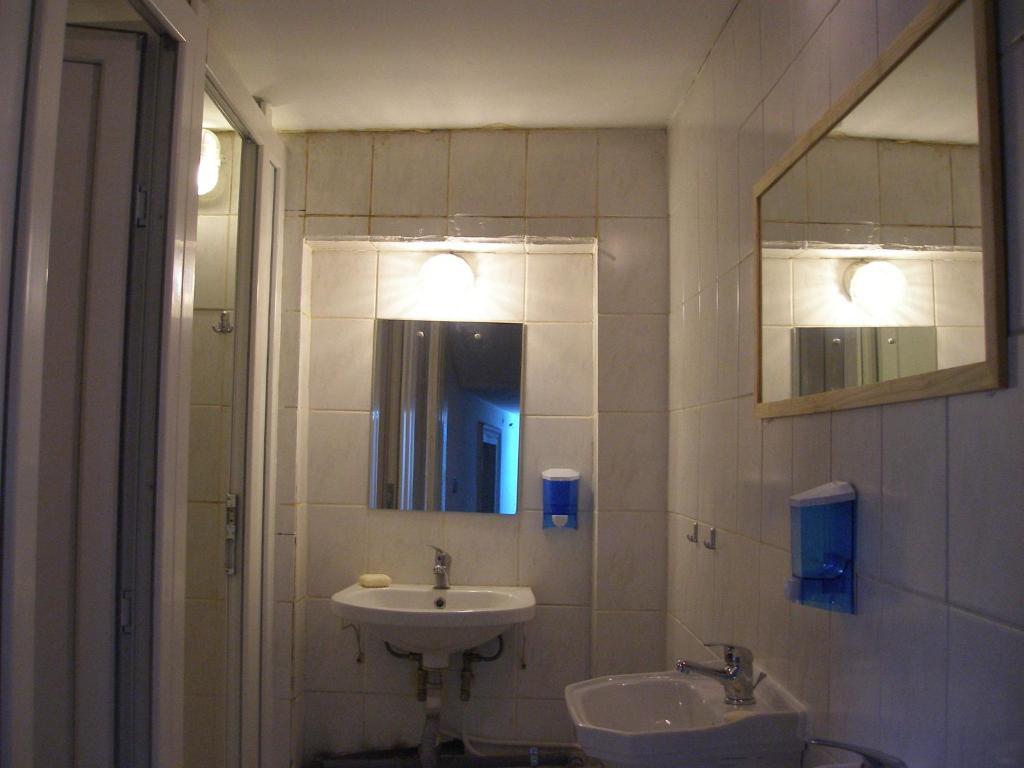 Kretan Hostel Букурещ Екстериор снимка